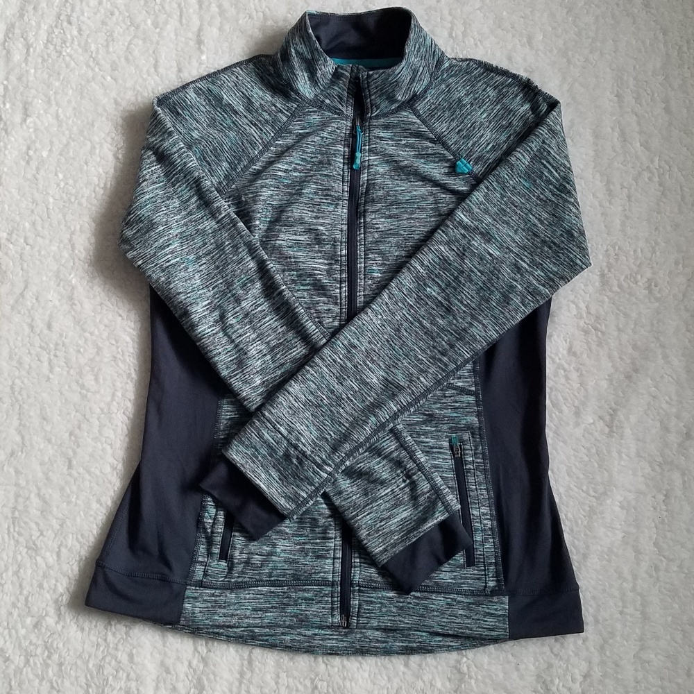 Athletic sweatshirt with thumbholes